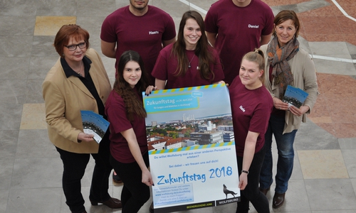 Auszubildende der Stadt Wolfsburg präsentieren gemeinsam mit der Gleichstellungsbeauftragten Beate Ebeling (links) und Sabine Devolder (rechts) vom Gleichstellungsreferat den Zukunftstag 2018. Foto: Stadt Wolfsburg