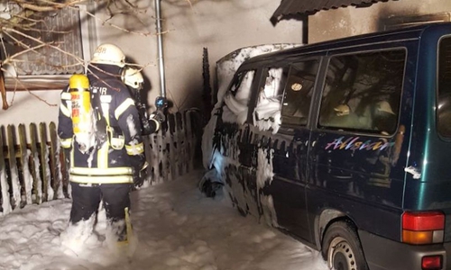 Mit einem Teppich aus Schaum wurde das Feuer gelöscht. Foto: Feuerwehr