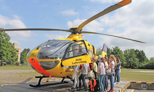 Ein Highlight stellte die Besichtigung des Rettungshubschraubers „Christoph 30“ dar. Foto: Städtisches Klinikum Wolfenbüttel