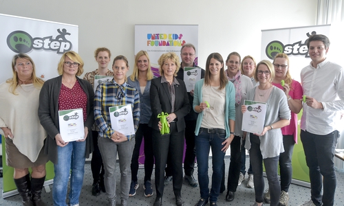 Claudia Kayser (Mitte) und Tim Heinemann (rechts) übergeben die step-Schrittzähler an die Vertreter der teilnehmenden Grundschulen in der Wolfsburger Hauptstelle der Volksbank BraWo. Foto: Volksbank BraWo