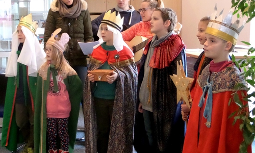 Die Sternsinger der Pfarrgemeinde St. Marien wurden von Annika und Martin Schubert begleitet. Foto: Stadt Schöningen