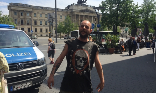 Sebastian habe nur eine Decke für seinen Hund ausgebreitet. Fotos: Frank Vollmer