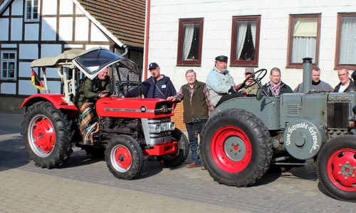 Zahlreiche Oldtimer- Traktoren aus dem Landkreis Wolfenbüttel kamen zum Treffen vor dem Heeseberg- Museum. Foto: Bernd-Uwe Meyer