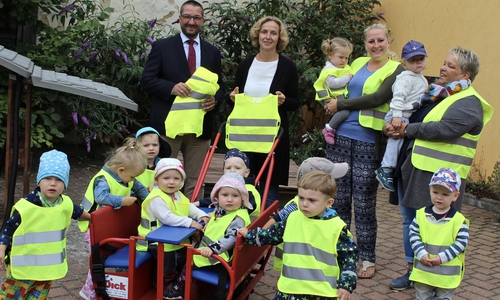Die "Tausendfüßler" mit ihren neuen Warnwesten. Foto: Kinderkrippe "Tausendfüßler"
