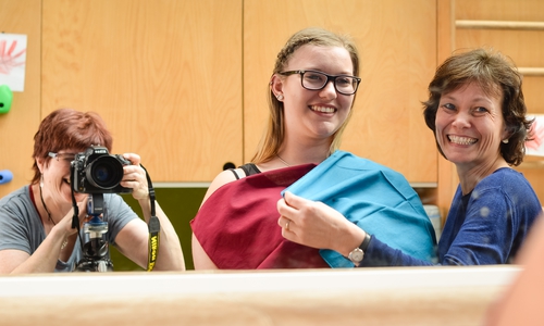 Die Schülerinnen hatten bei der Foto-Session die Möglichkeit, Kleidung und Make-Up ihrem Farbtyp entsprechend anzupassen. Foto: Privat