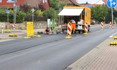 Die Asphaltierungsarbeiten sind in vollem Gange. Foto: Max Förster