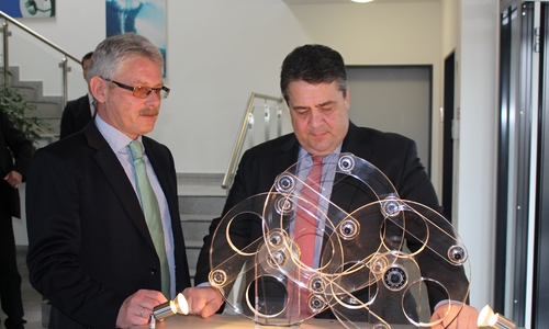 Ulrich Bosse aus der Firmenleitung von Schmidt-Kupplung mit Bundeswirtschaftsminister und Vizekanzler Sigmar Gabriel vor einem Kupplungsmodell, Fotos: Jan Borner