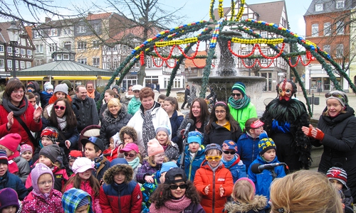 Das Schmücken des Brunnens wird ein fröhliches Spektakel. Fotos: Peine Marketing