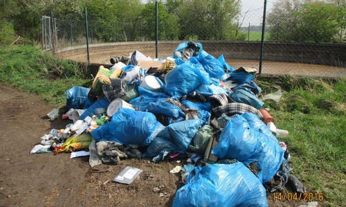 Gut fünf Kubikmeter Müll illegal entsorgt. Foto: Polizei Gifhorn