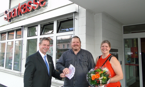 Einmal in die Hand nehmen: Kai und Judith Janzen durften ihren Gewinn in Höhe von 5.000 Euro schon mal in bar fühlen, bevor Kundenbetreuer Klaus Lemme (l.) den Betrag auf ihr Konto überwies. Foto: Sparkasse Gifhorn-Wolfsburg