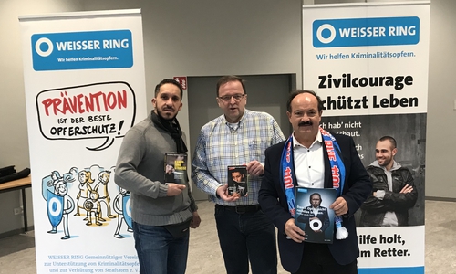 Schulleiter der OBS Langelsheim; Klaus Scheller (Mitte) begrüßt Buchautor Fadi Saad und Außenstellenleiter Günter Koschig vom „Weissen Ring". Foto: Weisser Ring