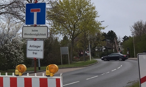 Ein Schild weist daraufhin, dass es keine Wendemöglichkeit gibt. Offenbar glauben dem manche nicht. Foto: Julia Seidel