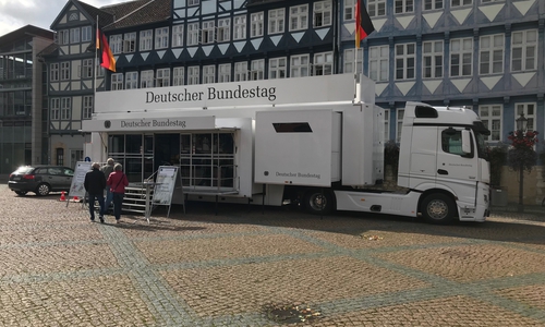 Der Info-Truck vor dem Rathaus informiert noch bis morgen über den Deutschen Bundestag. Fotos/Podcast: Marc Angerstein