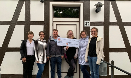 von links: Janett Neumann und Natascha Gerecke von der Kinderkleiderbörse, Axel Dörner 1. Vorsitzender Förderverein Fümmelse, Anja Schmidt und Nicole Lembourg von der Kinderkleiderbörse Fümmelse, Anni Emmerich Förderverein Fümmelse. Foto: Kinderkleiderbörse Fümmelse
