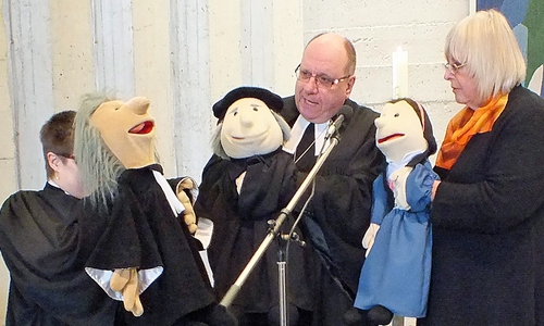 Handpuppen verdeutlichten Luther-Episoden. Foto: Gudrun und Achim Klaffehn
