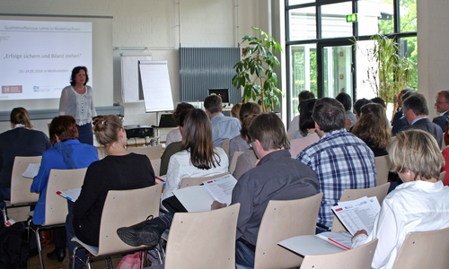 Prof. Dr. Susanne Stobbe, Vizepräsidentin für Lehre, Studium und Weiterbildung der Ostfalia, begrüßt die Teilnehmer in der Lindenhalle Wolfenbüttel. Foto: Privat
