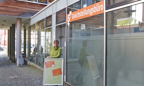Die Gleichstellungsbeauftragte
 vor ihrem neuen Büro. Foto: Stadt Wolfenbüttel