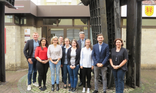 Personalratsvorsitzender Toni Bieband (von links), Mandy Schimmeyer, Katharina Well, Jan Diederichs, Lisa Hoffmann, Sonja Moldenhauer, Erster Kreisrat Henning Heiß, Saskia Schlordt, Patrick Wagner, Ausbildungsbeauftragte Pamela Gelbke. Foto: Landkreis
