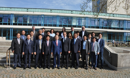 Oberbürgermeister Klaus Mohr empfing eine 26-köpfige Delegation aus Gumi. Foto: Stadt Wolfsburg