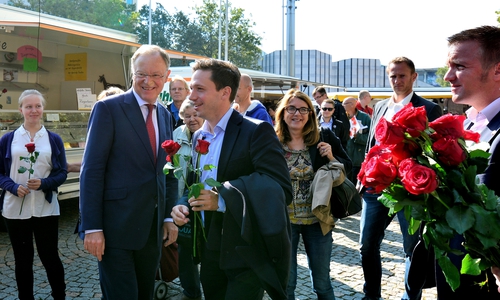 Stephan Weil und Falko Mohrs verteilten rote Rosen. Foto: SPD