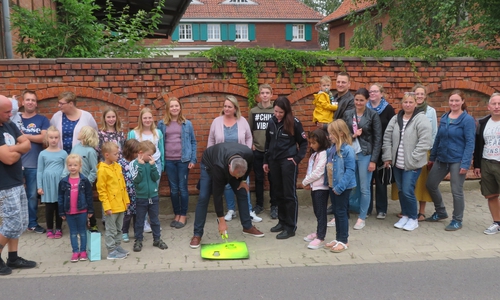 Eine Stelle, an der die Schulkinder die Straße überqueren sollen, wurde markiert. Foto: Samtgemeinde Elm-Asse