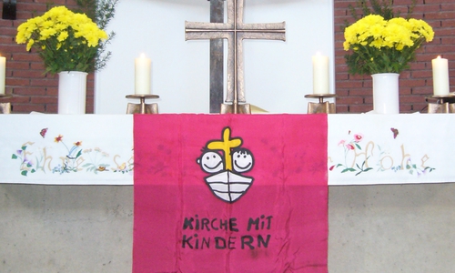 Was passiert denn genau beim Abendmahl? Und wieso essen und trinken die Erwachsenen miteinander? Diese Fragen beantwortet der Minigottesdienst: Foto: privat