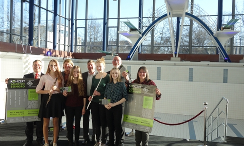 Die Stipendiatinnen Jasmin Werner (vorne von links), Nicole Rudi, Magdalena Ehlers und Carla Meinecke mit Jürgen Kröger (hinten von links), Sparkasse Gifhorn-Wolfsburg, Matthias Klingebiel und Andreas Meyer der Musikschule Wolfsburg, Christian Eichler, Sparkasse Gifhorn-Wolfsburg und Brunhild Maxa, Kreis- musikschule Gifhorn. Foto: Sparkasse Gifhorn / Wolfsburg