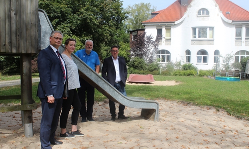 Volker Rasche (Ev. Stiftung Neuerkerode), Uta Siegling (Leitung Landhaus Querum), Harald Mikat und Michael Jassmann (Vorstand Humanitas e.V.) am Landhaus in Querum. Foto: Evangelische Stiftung Neuerkerode