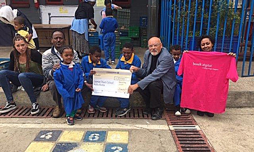 Der frühere Domprediger Joachim Hempel übergab den Spendenscheck in Addis Abeba an Vertreter der German Church School. Foto: privat
