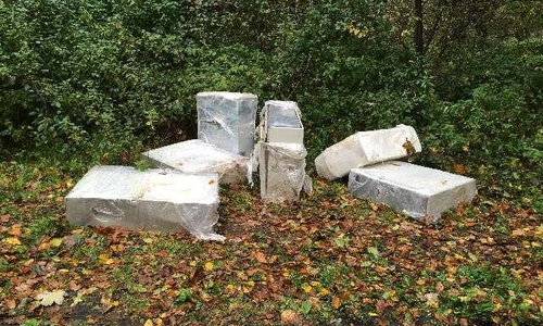 Nachtspeicheröfen illegal entsorgt. Foto: Polizei