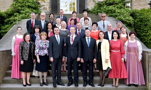 Oberbürgermeister Klaus Mohrs mit Gästen aus Togliatti beim Festakt in Schloss Wolfsburg, u.a. Togliattis Oberbürgermeister Sergej Andrejew (3.v.l.) und Dimitrij Mickel, Präsident des Stadtparlaments von Togliatti (4.v.r.). Foto: Stadt Wolfsburg