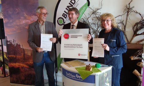 Umweltstaatssekretär Frank Doods übergibt die Bewilligungsbescheide an Bürgermeisterin Britta Schweigel und Nationalparkleiter Andreas Pusch. Foto: Friedhart Knolle, Nationalpark Harz