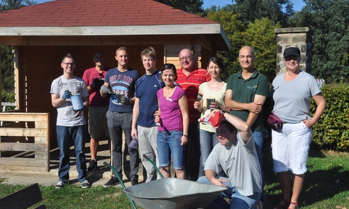 Mitarbeiter der Firmen Beres, der Wiederaufbau GmbH und der Perschmann GmbH kümmerten sich am Aktionstag um die Holzbehandlung des Pavillons am ITZ. Fotos: DRK