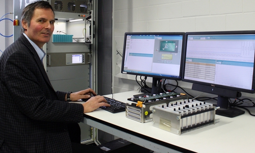 Prof. Dr. Joachim Landrath am Batterieprüfstand. Foto: Ostfalia