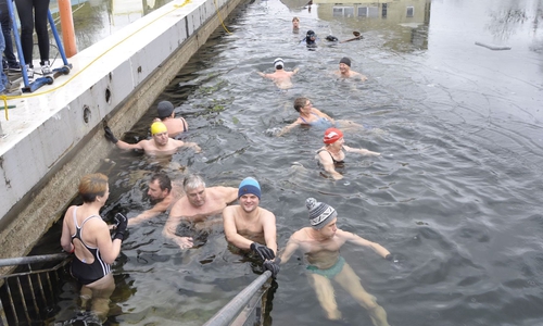 15 Hartgesottene kamen zum ersten Eisschwimmen 2019 nach Fümmelse. Fotos: WSV21