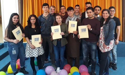 rechts vorne - Studienrätin Stefanie Mahlke an der BBS in Goslar. Fotos: BBS Goslar-Bassgeige/Seesen