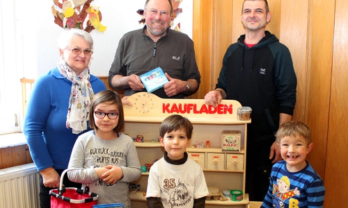 Bei den Kindern und dem Kindergartenpersonal war die Freude groß. Die Kinder Lilli, Jimmy und Tarik mit Erika Mackewitz, Ulrich Ruess und  Heiko Boy. Foto: Bernd-Uwe Meyer