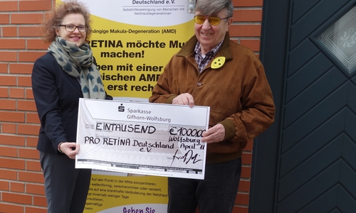 Alexa von der Brelje, Sprecherin der Sparkasse Gifhorn-Wolfsburg, überreichte Johannes Pietralla, Regionalgruppenleier der Pro Retina Deutschland  den Spendenscheck in Höhe von 1.000 Euro. Foto: Sparkasse Gifhorn-Wolfsburg