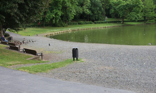 Der Zugang zu den Bänken am Stadtgraben. Foto: Jan Borner