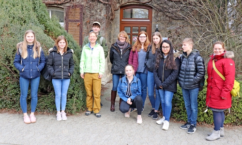 Die IGS-Schüler mit Christin Hamann (Dritte von links), Dr. Gabriele Grabowski (Fünfte von links) sowie mit IGS-Lehrerin Annegret Weihs (rechts) vor der Klinikschule des APZ. Foto: IGS