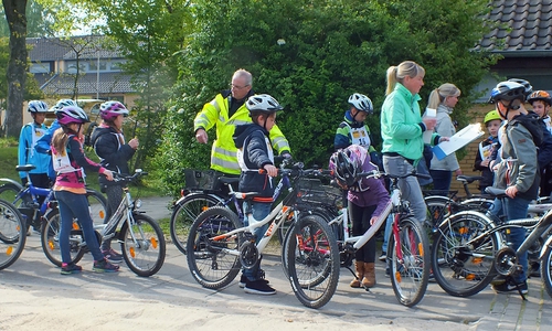 Vor dem Start finden sich die Schüler unter Aufsicht der Obfrau für Mobilität, ihrer Erzieherinnen und der Polizei auf dem Turnierplatz ein. Foto: Kreisverkehrswacht Helmstedt