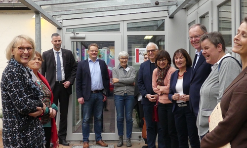 Stephan Weil (3. v. re.) zu Besuch im Mehrgenerationenhaus. Foto: SPD