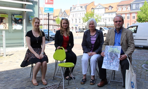 Alina Jassmann, Elisabeth Fischer, Heidemarie Hattendorf und Werner Jansen probieren die Hocker aus. Foto: Max Förster
