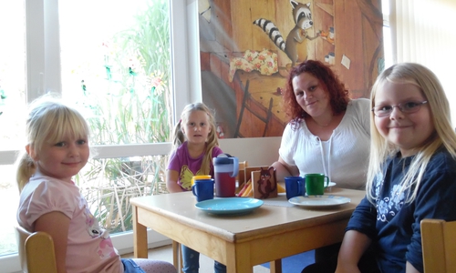 Die Kinder und Mitarbeiter genießen den neuen Frühstücksraum. Foto: Privat