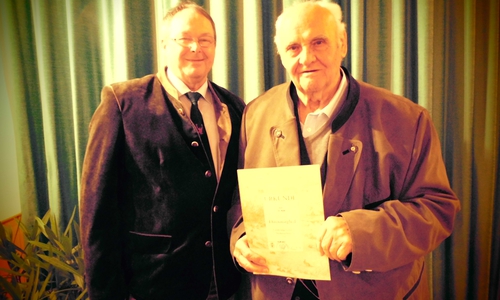 Hegeringleiter Hartmut Bartels beglückwünschte Otto Rühe. Text und Foto: Peter Wilczok