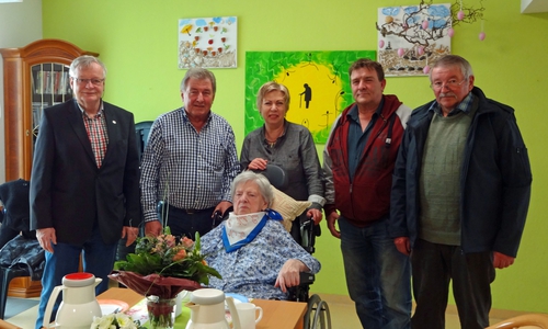 Ortsbürgermeister Jürgen Lingelbach, der Sohn Heinz Tscherner, die Jubilarin Elli Barnstorf, die Tochter Jutta Massing, der Enkel Udo Tscherner und Ortsrat Erich Bremer. Foto: Privat