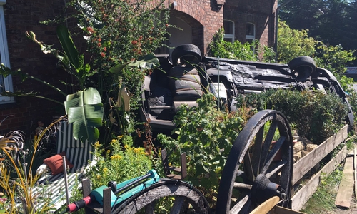 Das Auto landete im Vorgarten. Fotos/Video: aktuell24(BM)