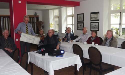Hans Kolmsee (stehend) informiert die CDU Senioren in Wolfenbüttel.
Foto: Jochen Glimm                    