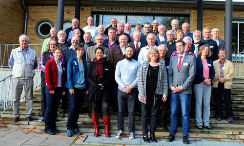 Heimatpfleger, Mitarbeiterinnen des Bildungszentrums, die Heimatbuch-Schriftleiterin Meike Buck sowie  Silke Wagener-Fimpel und Brage Bei der Wieden vor dem Archiv-Gebäude in Wolfenbüttel. Foto: Bernd-Uwe Meyer