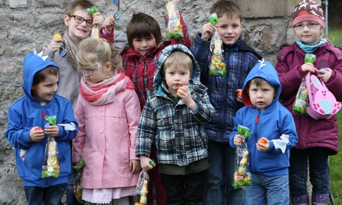 Die Ostereiersuche nach dem Familiengottesdienst im letzten Jahr. Foto: Gesamtpfarrverband Asse